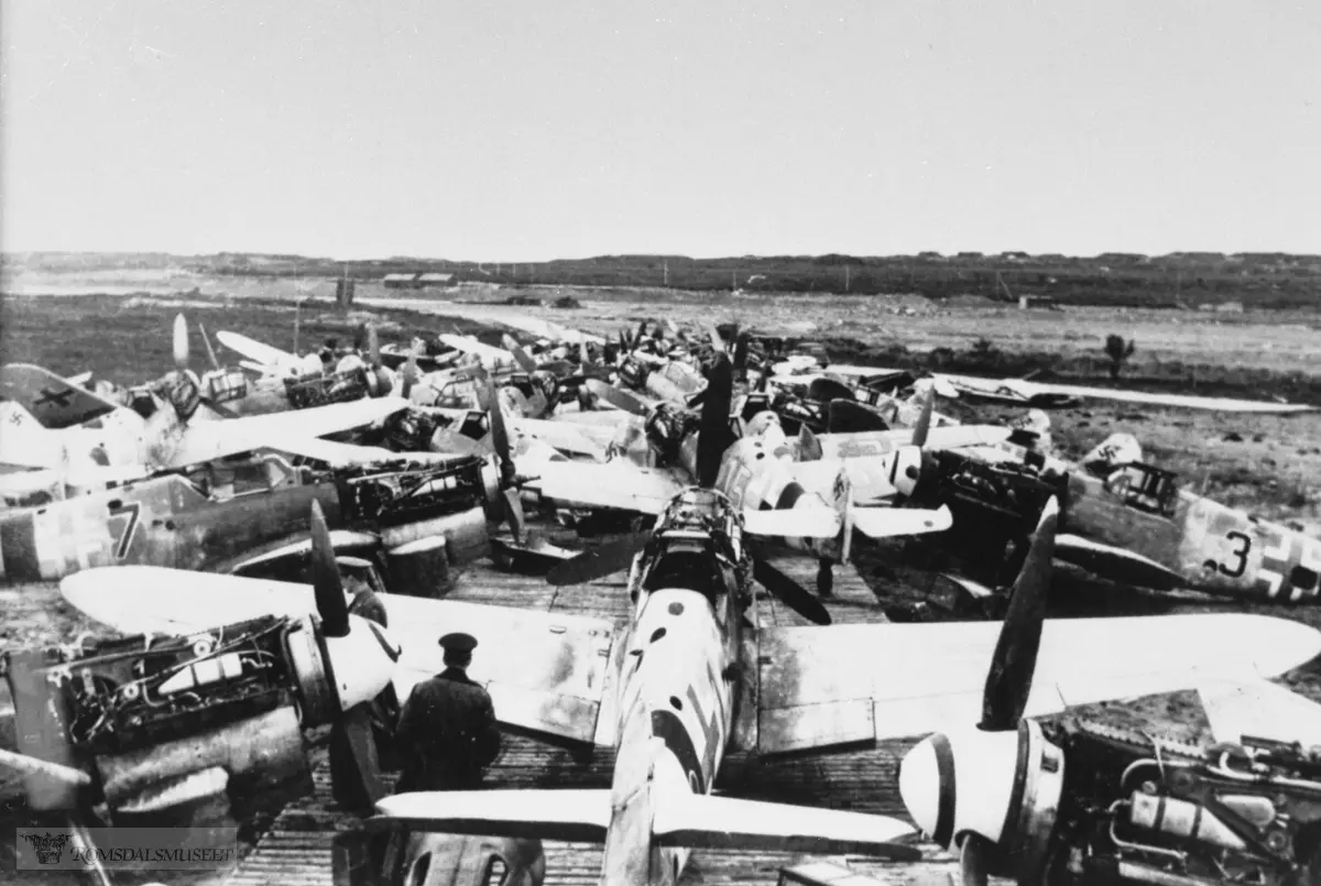Tor-Finn Raugstad, har tatt bilde under inspeksjon i 1945, sammen med politimesteren Hoen i Molde..Messerschmitt 109 og Focke Wulf 190...Bf109G-6 or Bf109G-14 "Schwarze 7", IV./JG5, Gossen, Summer 1945..Bf109G-6 or Bf109G-14 "Schwarze 3", IV./JG5, Gossen, Summer 1945..Bf109G-6 or Bf109G-14 "Gelbe 14", IV./JG5, Gossen, Summer 1945.