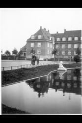 Damplassen med basseng og barneskulptur på Ullevål Hageby.