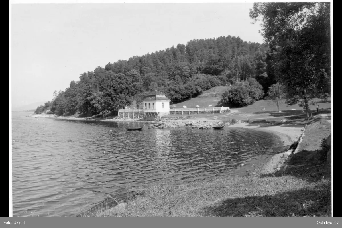 Det tidligere lysthuset (rokokkopaviljongen) til Stubljan gods, sett fra badestranden. Nå kiosk og kafé (uteservering) for Hvervenbuktas badegjester.