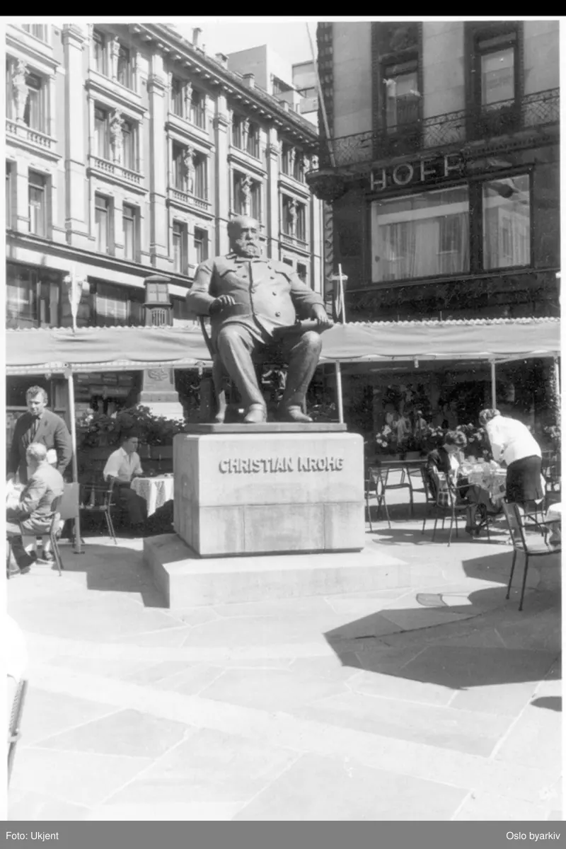 Bronsestatuen av Christian Krohg på Stortings plass. Uteservering ("Dasslokket") utenfor Tostrupgården. Centralgården bak til venstre.