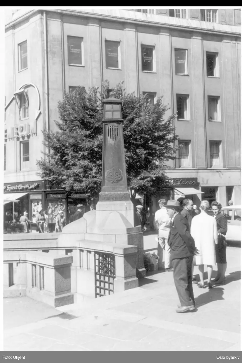 Nedgang til toaletter ved lyktetårn på Stortings plass. Brambanigården.