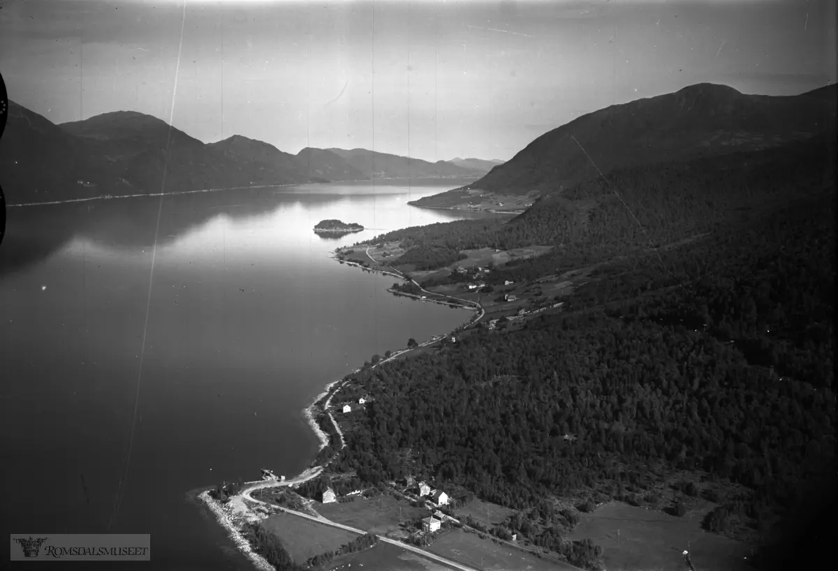 Langfjorden med Åfarnes nærast, Herje, Langneset, Holmsholmen og gardane i Slemmå (Slemmen) lengst bak..(Tillatt offentliggjort av forsvarsstaben 24.4.1954)