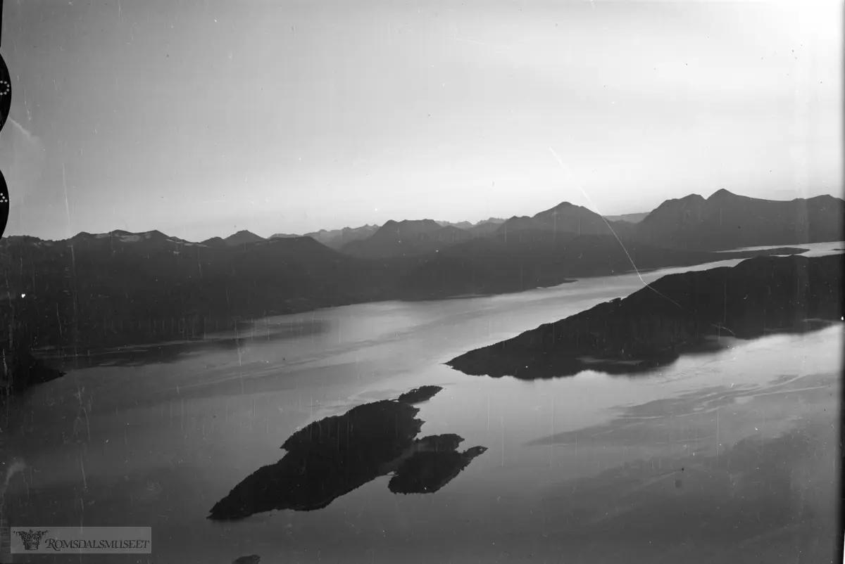 Romsdalsfjorden med Veøy og Sekken..(Tillatt offentliggjort av forsvarsstaben 24.4.1954)