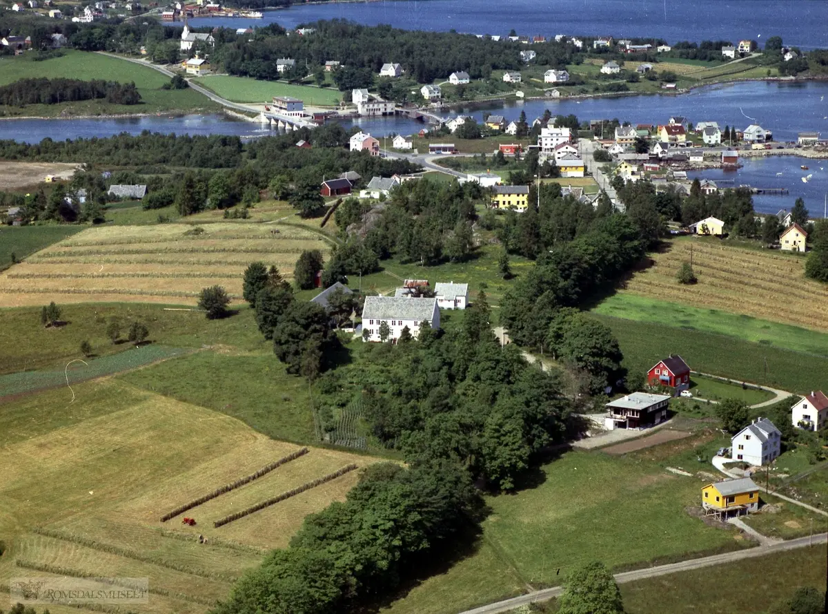 Helland øvre og nedre, Vestnes..Oversynsbilde, prestegarden, Hellandshaugen..Helland prestegård midt i bildet..Vestnesstraumen med gamlebrua og Vestnes kirke i bakgrunnen..Haganeset til høyre i bakgrunnen.