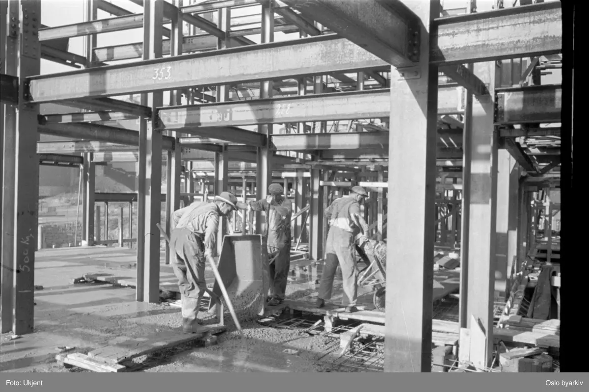 Byggeplass, Oslo hovedbrannstasjon, reisverk. Arbeidere støper gulv. Ved daværende Henrik Ibsens gate, nåværende Hammersborggata.