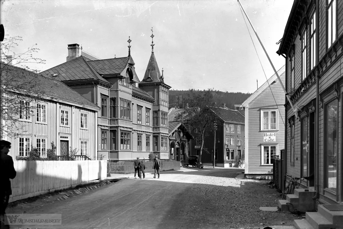 Storgata sett østover mot Romsdalsheimen i bakgrunnen..venstre side f.v: Reknes hovedgård (Gørvellgården), sakfører Leth sin gård "Lethgården" med tårn, Gullhuset "stabburet" bortenfor Lethgården, Romsdalsheimen bakerst.