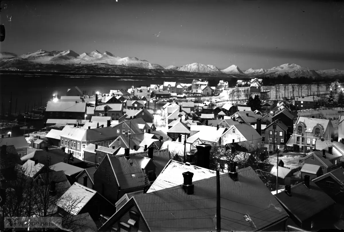 Molde by sett fra øst., Molde i måneskinn, sett fra kirken.