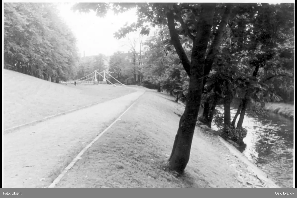 Akerselva med opparbeidet parkbelte og turvei sydover langs elva mot Åmot bru (den hvite bru) en hengebru fra 1851 og reist ved elva i 1952. Ligger vest og på nedsiden av Christiania Seildugsfabrik (Seilduken).