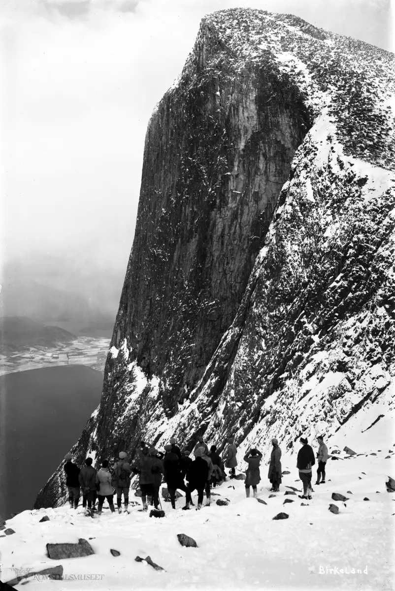 Blåstolen fra Skaret med folk.