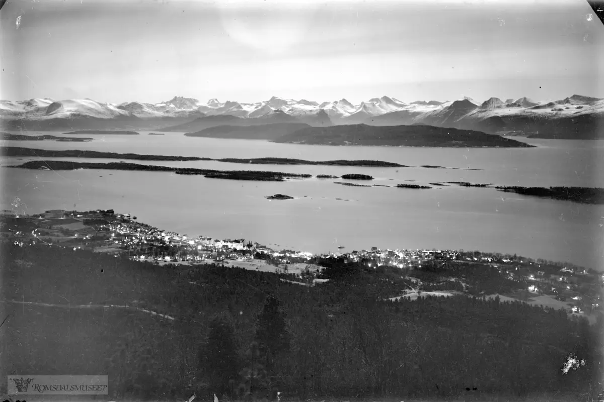 Molde by sett fra nordvest., Molde i måneskinn tatt fra Varden.