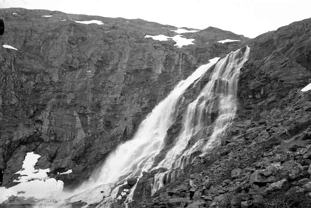 Skagefossen med Eilert og Sverre.