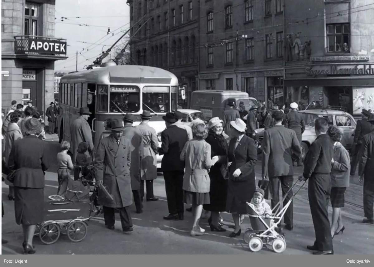 Oslo Sporveier, Trolleybuss, linje 24 til Østbanen i gatekryss på Sagene. Sagene Manufaktur på hjørnet, den Røde Mølle ved siden av. På hjørnet av Arendalsgata og Grimstadgata.