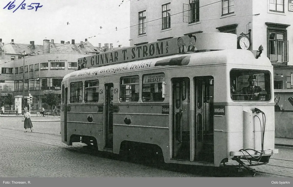 Oslo Sporveier, Høkatrikk 654 tilhengervogn, linje 1 til Briskeby i Slemdalsveien/Valkyriegata. Vinkeltorget i bakgrunnen, og Majorstuhuset til høyre. Reklame for Gunnar T. Strøm AS. Fotografert den 16. august 1957.