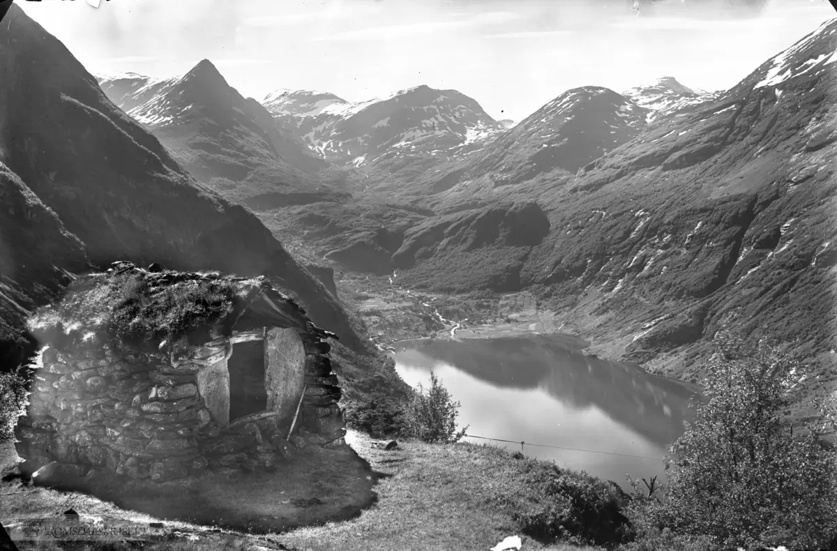 Geiranger fra Møll med steinhytte. .Ei steinbu på med utsyn mot Geiranger. Ikkje så langt frå Ørnesvingen.