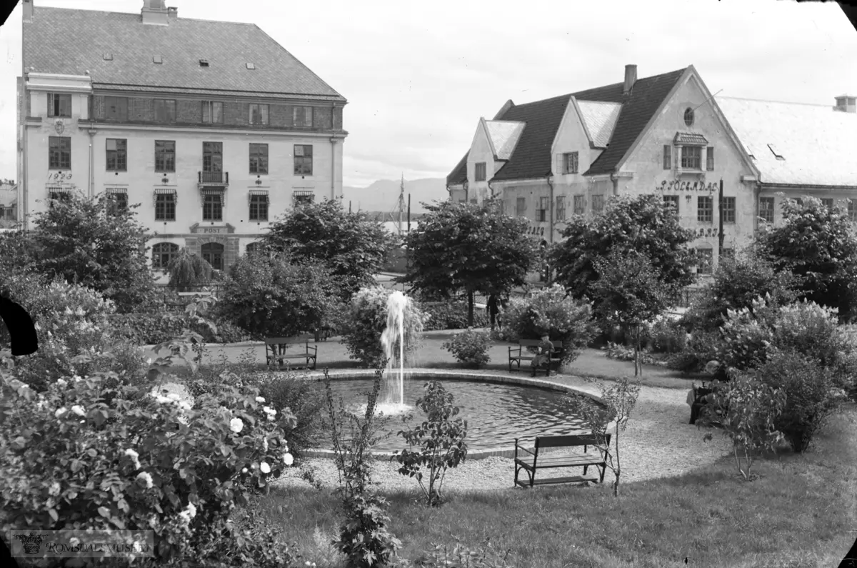 Gotfred Lies plass, Telegrafen fra parken med roser i forgrunnen. Solemdals møbelfabrikk.om bygningene se artikkel i Romsdalsmuseets årbok 1992 side 62. .