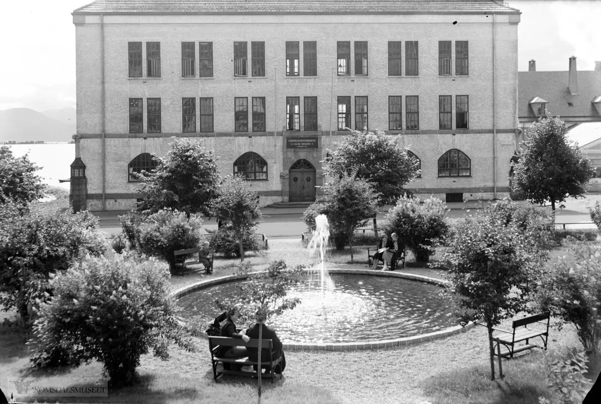 Gotfred Lies plass. Confetionsfabrikken sett fra parken.