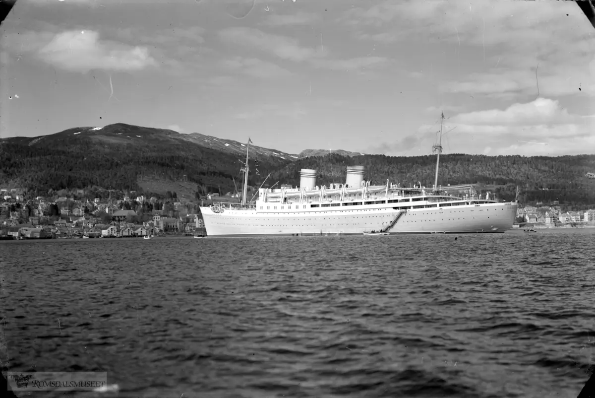 Molde by sett fra sør., "Oslofjord" på Moldefjorden..Den Norske Amerikalinjes M/S Oslofjord, Sjøsatt i 1937 og tapt etter minesprengning 01.12.1940.