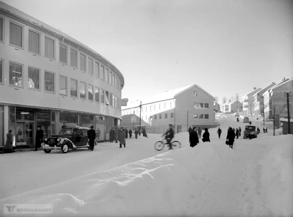 Storgata en vinterdag. .S.Pettersson til venstre. Myrabakken til høyre.