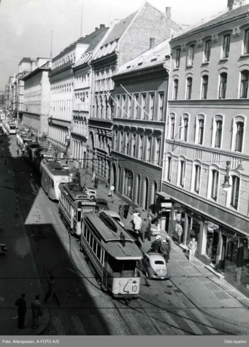 Trafikkork. Ulike trikketyper i kø i Prinsens gate, sett oppover. Gateliv.