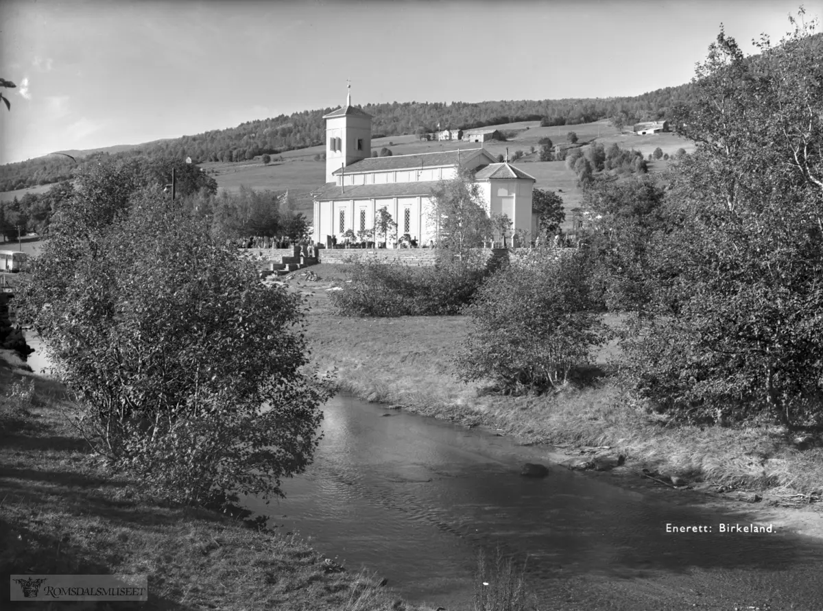 Eidsvåg kirke fotografert i 1957..Eidsvåg kirke bygd 1878 er en langkirke i tre. Den har 250 sitteplasser.