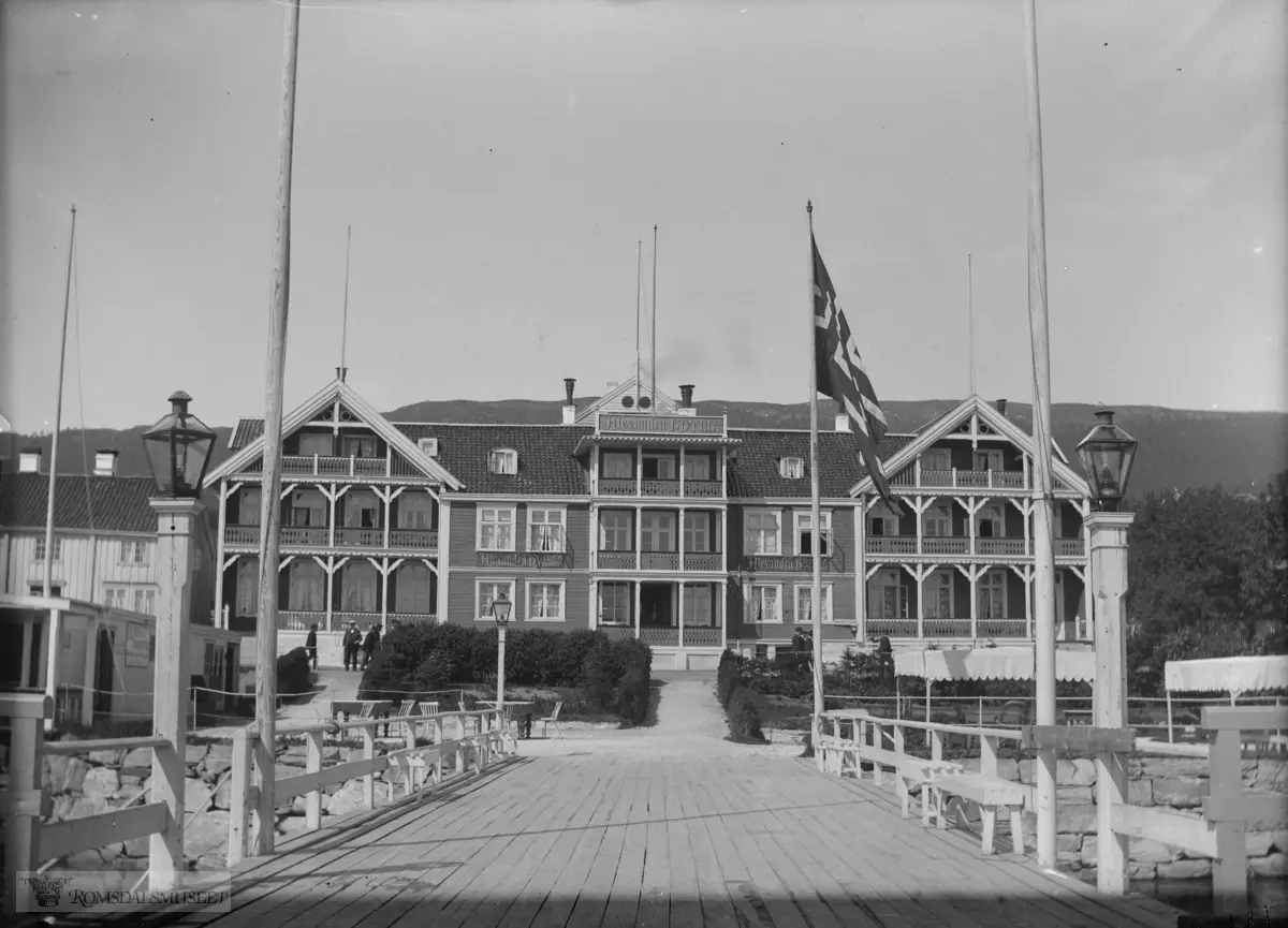 Hotel Alexandra, (Tatt fra cd-platen "Fotograf L.O.Legernes" "Fotografier fra Molde 1900-1947")