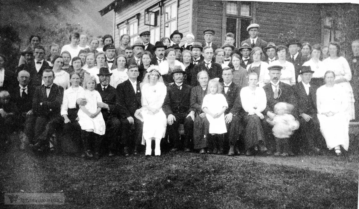 Bryllupet til Emma og Sverre Volle g.01.07.1822..Bryllupet sto på Nordre Vartdal på Sunnmøre