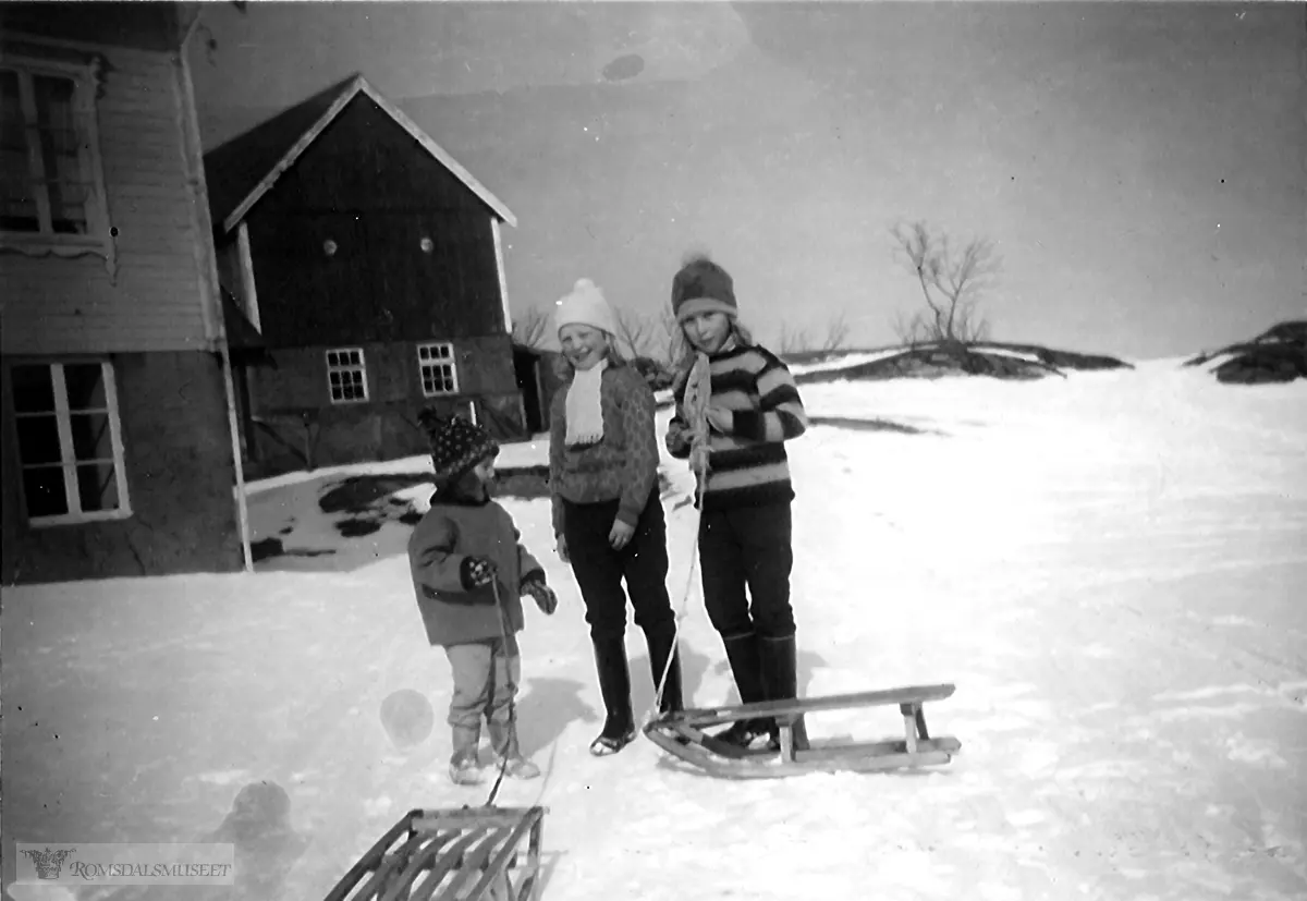 Barn med kjelker, Barn med kjelker.På Magerøy