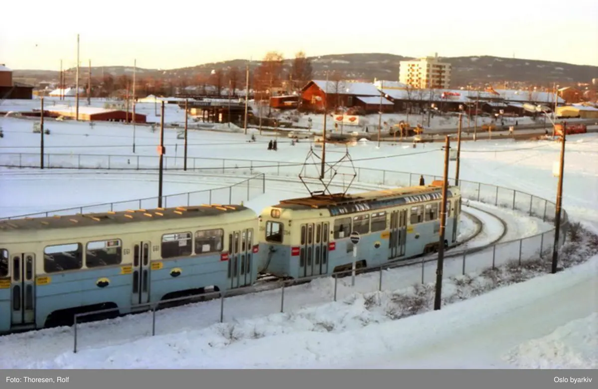 Oslo Sporveier. Trikk motorvogn 204 type Høka MBO og tilhenger 661 type TO, linje 1 på vei inn i indre sløyfe, vinterbilde tatt ved Sinsens nye endesløyfe ved Muselunden.