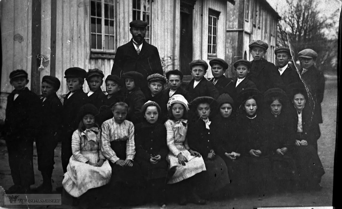 Skoleklasse ved Myklebostad skole i 1913. med lærar Tore Lien.