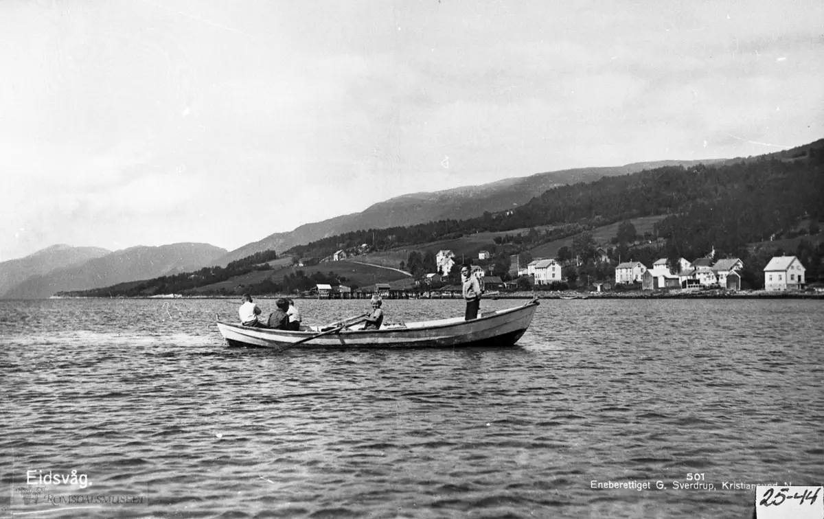 Parti frå Eidsvåg Eidsvåg sett frå sjøen mot Hammervoll. Legg merke til robåten...