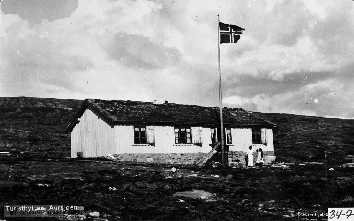 Den gamle turisthytta ved Aursjøen..