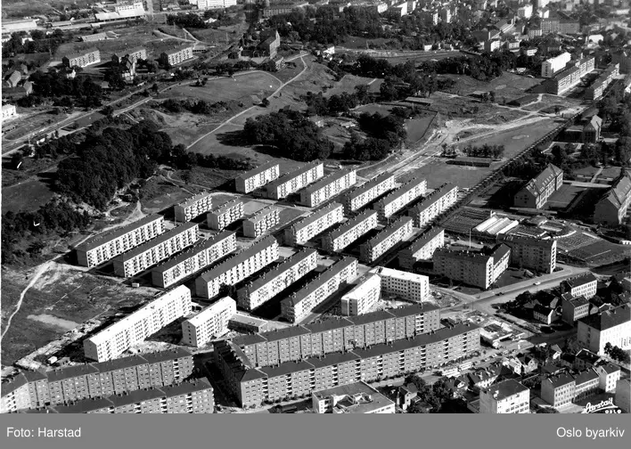 Blokker langs Finnmarksgata, Sars gate og Trondheimsveien. Tøyenparken, Bellevue, professorløkkene. Østre del av Rodeløkka i forgrunnen. Postkort 49 A 8. (Flyfoto)