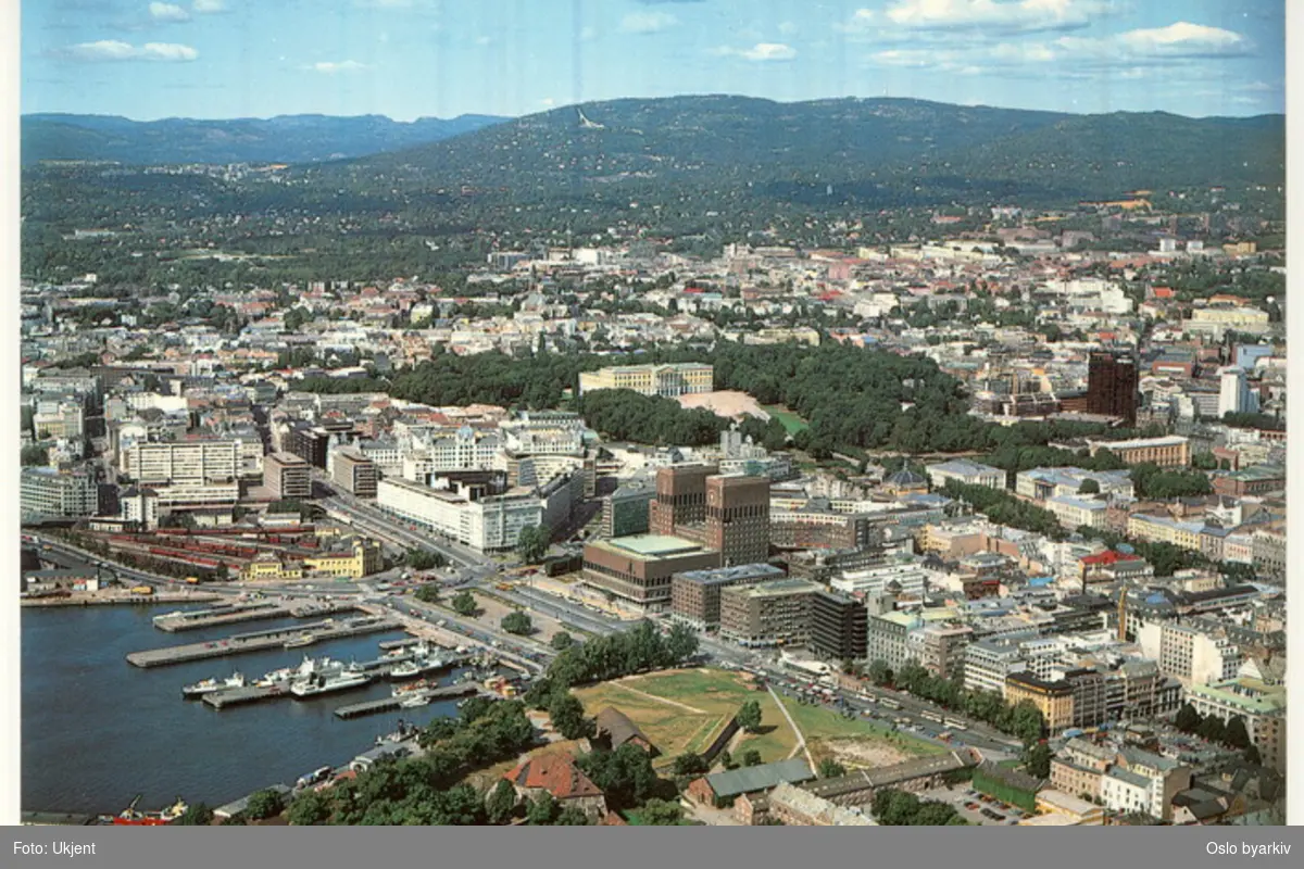 Vestre del av Akershus festning, Kontraskjæret. Rådhusbryggene (utstikkerne), Rådhusplassen, Rådhuset, Vestbanen. Kontor- og forretningsbygg i Vika. Sentrum med Slottet, Slottsparken. Rådhusgata, Dronning Mauds gate, Dokkveien, Haakon VIIs gate. Postkort.