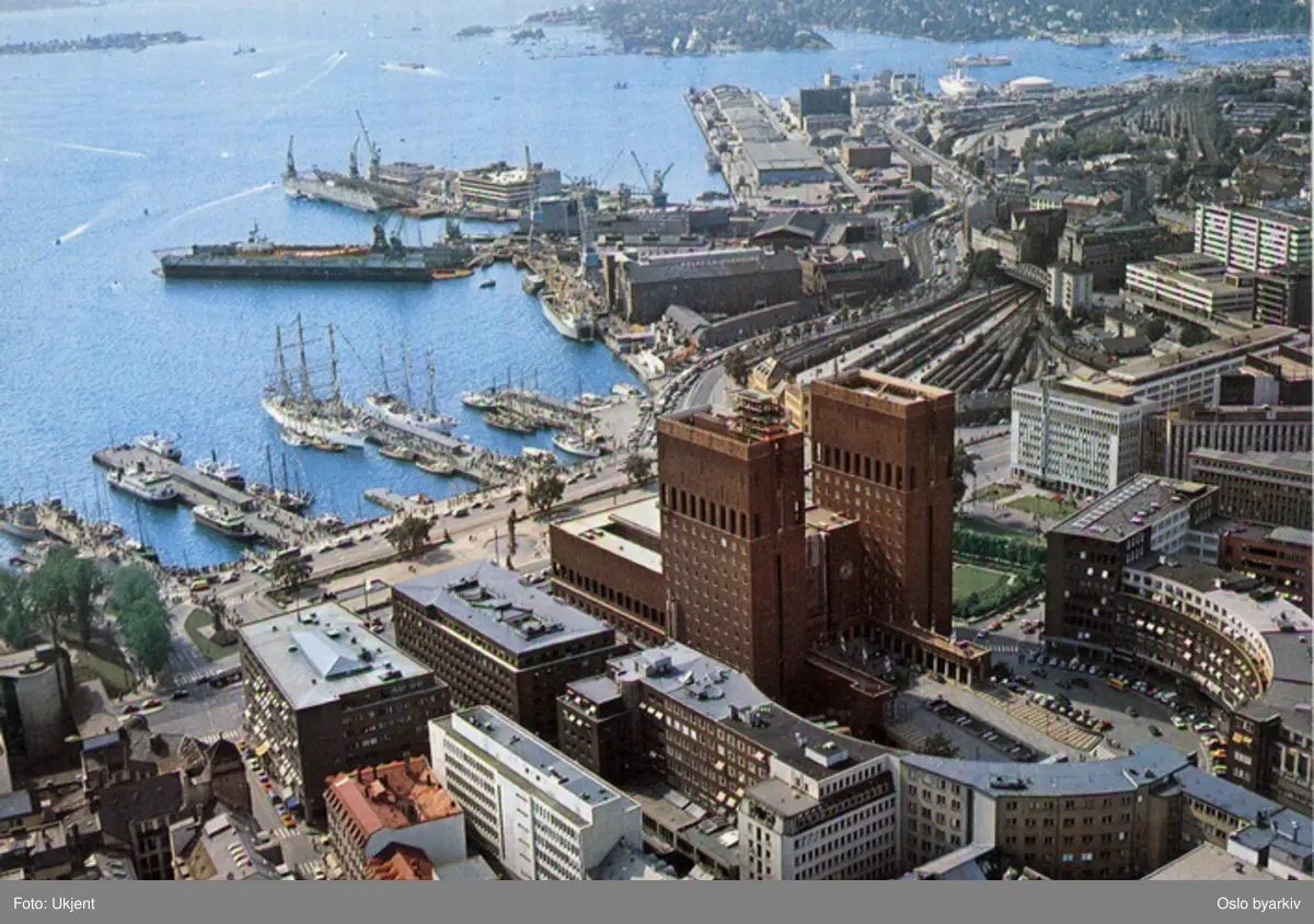 Rådhusbryggene med M/S Prinsen innerst på vestsiden av Rådhusbrygge 2 ...