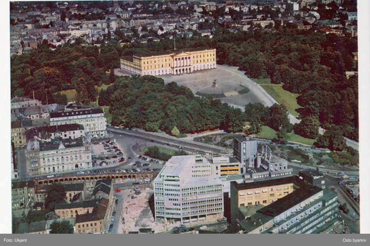 Gamle og nye Vika. Sanering. Øvre del av Haakon VIIs gate (navn fra 1954, tidligere Bakkegatens trasé) under fullførelse fra Munkedamsveien opp mot Ruseløkkveien. Ruseløkkbasarene, Victoria terrasse. Kommunenes Hus (1956-1957) i midten. Triangelplassen, den senere 7. juni plass (Utenriksdepartementets bygning ennå ikke bygget, sto ferdig 1963), Drammensveien. Slottet, Slottsplassen, Slottsparken. Torstedgården, Odd Fellow-bygningen (ned til høyre). Postkort.
