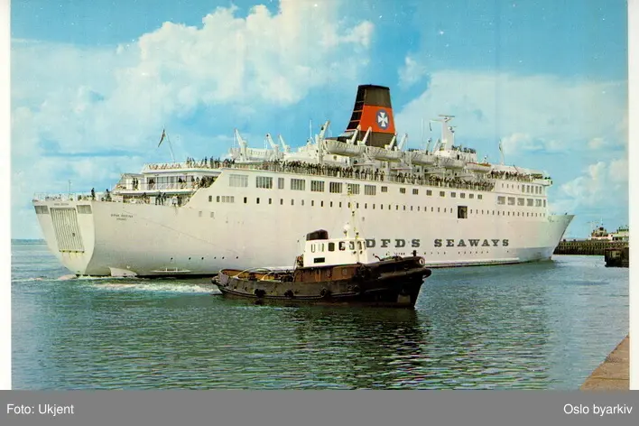 Danskebåten, M/S Dana Regina, rederiet DFDS SEAWAYS, bukseres av slepebåt til kai. Postkort.