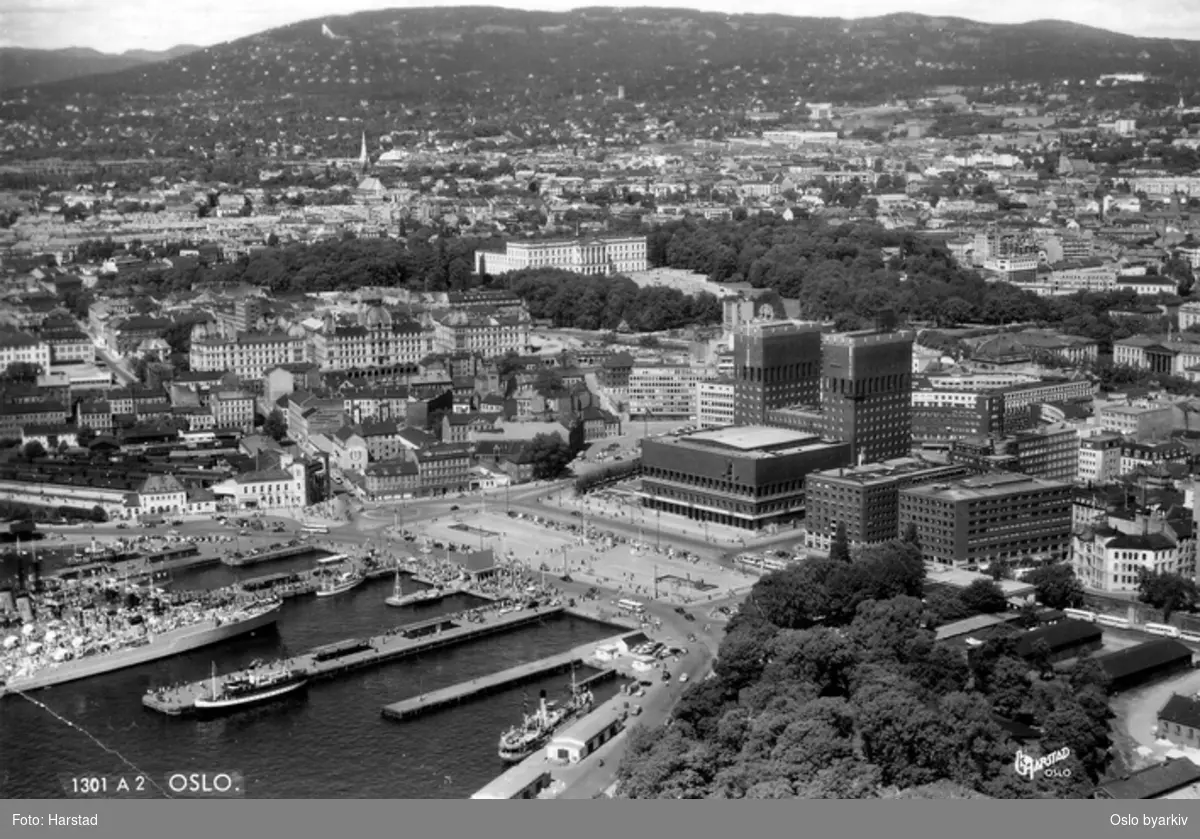 Rådhusplassen, Rådhusbryggene. Saneringen i Vestre Vika er ikke ferdig. Avfotografert postkort, Harstad 1301 A2