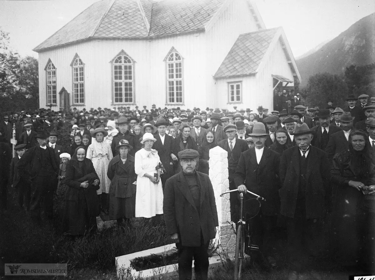 Gruppebilde ved Sira kirke. ..Namneliste, sjå reg.kort nr.2504.