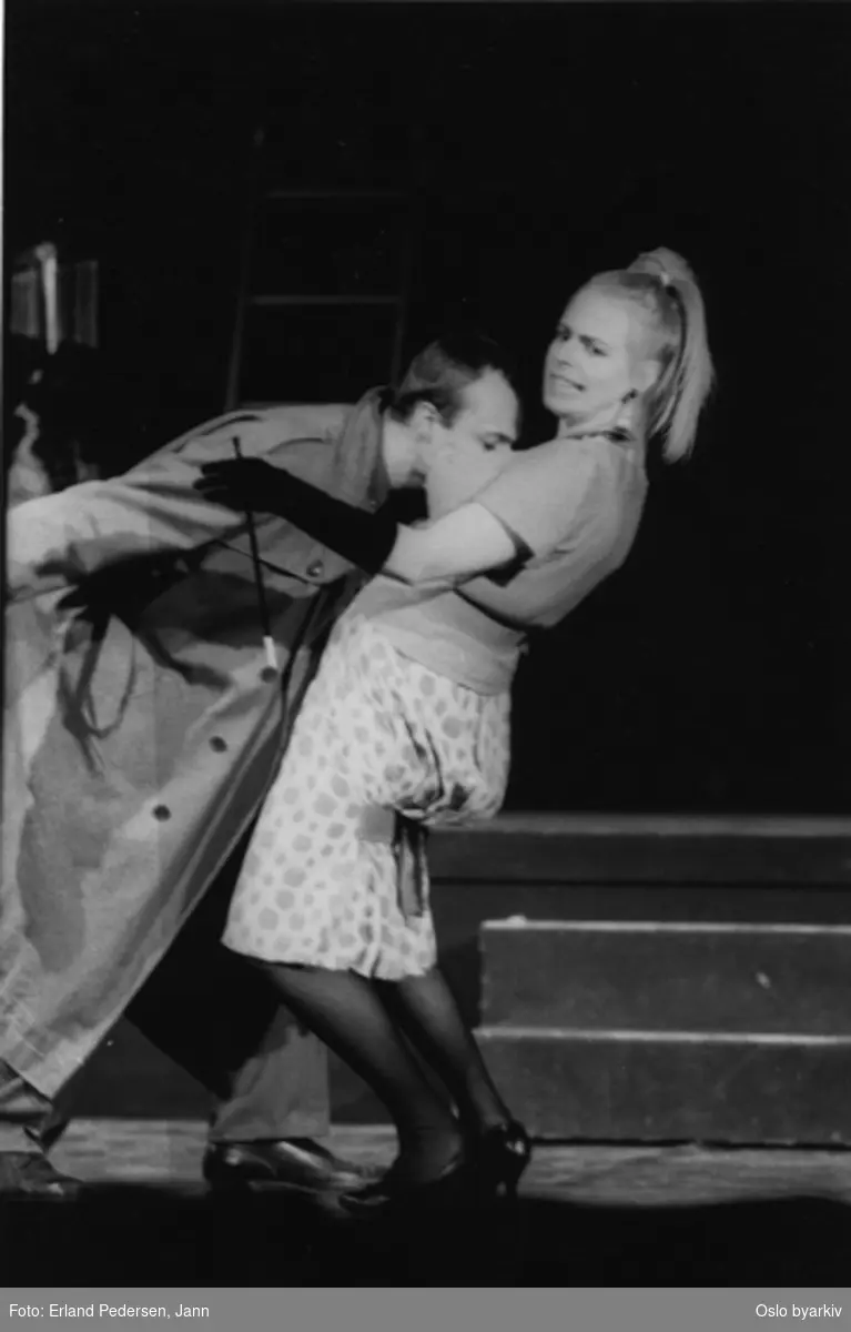 "Mr. Bojangles", Teaterforestilling av Cliff A. Moustache på Parkteatret. 14-23. oktober 1992. Medvirkende: Bojangles: Zainab McCoy / Rose: Hannah Gyasi-Adonten / Joe: Karel Dobry / Miss Blab: Nancy Mannes / Waiter Fizz: Behruz Arshi / Jimmy: Moshe Abraha / Johnny: Alex LorenzoMusikere: Henry Bwire / Bjørn Andersen / Mamadi Jobarteh / Dennis YanezKontakt Nordic Black Theatre ved ev. bestilling av kopier.