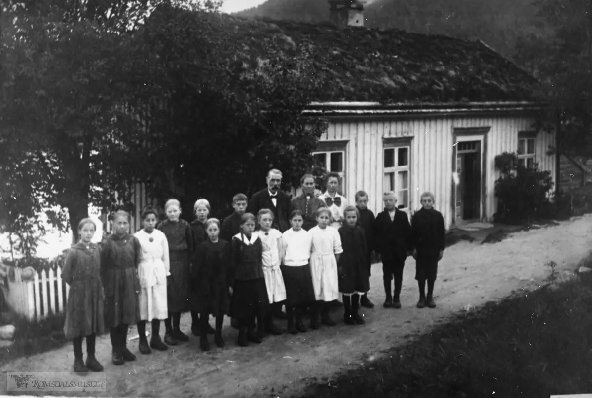 Klassebilde frå Eidsøra skole med lærer Petterson. Namneliste, sjå reg.kort nr.2793.