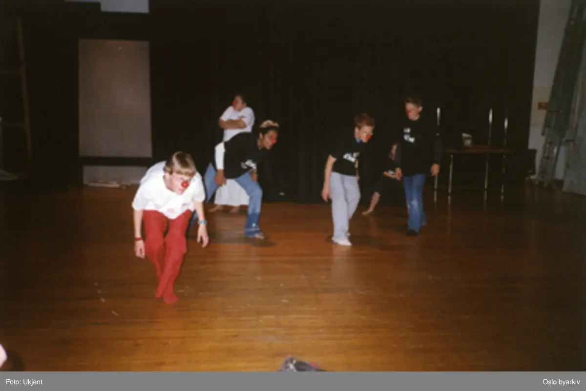 Barneteater. Drama and dance celebration (2000). Samarbeid med DNT.Kontakt Nordic Black Theatre ved ev. bestilling av kopier.