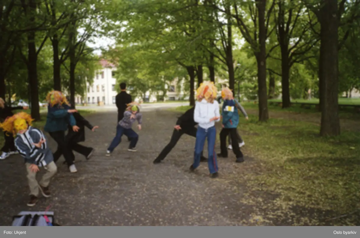 Barneteater. Drama and dance celebration (2000). Samarbeid med DNT.Kontakt Nordic Black Theatre ved ev. bestilling av kopier.