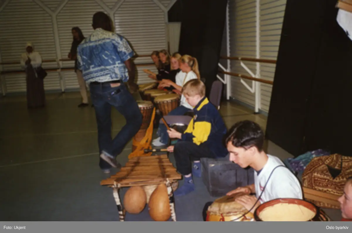 Barneteater. Drama and dance celebration (2000). Samarbeid med DNT.Kontakt Nordic Black Theatre ved ev. bestilling av kopier.
