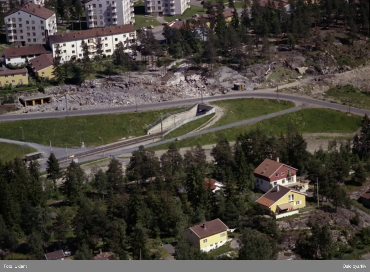 Munkelia stasjon (t-bane) går under Langbølgen. Mikrobølgen til høyre, Kaptein Oppegaards vei foran til høyre. I bakgrunnen Mellombølgen. (Flyfoto)