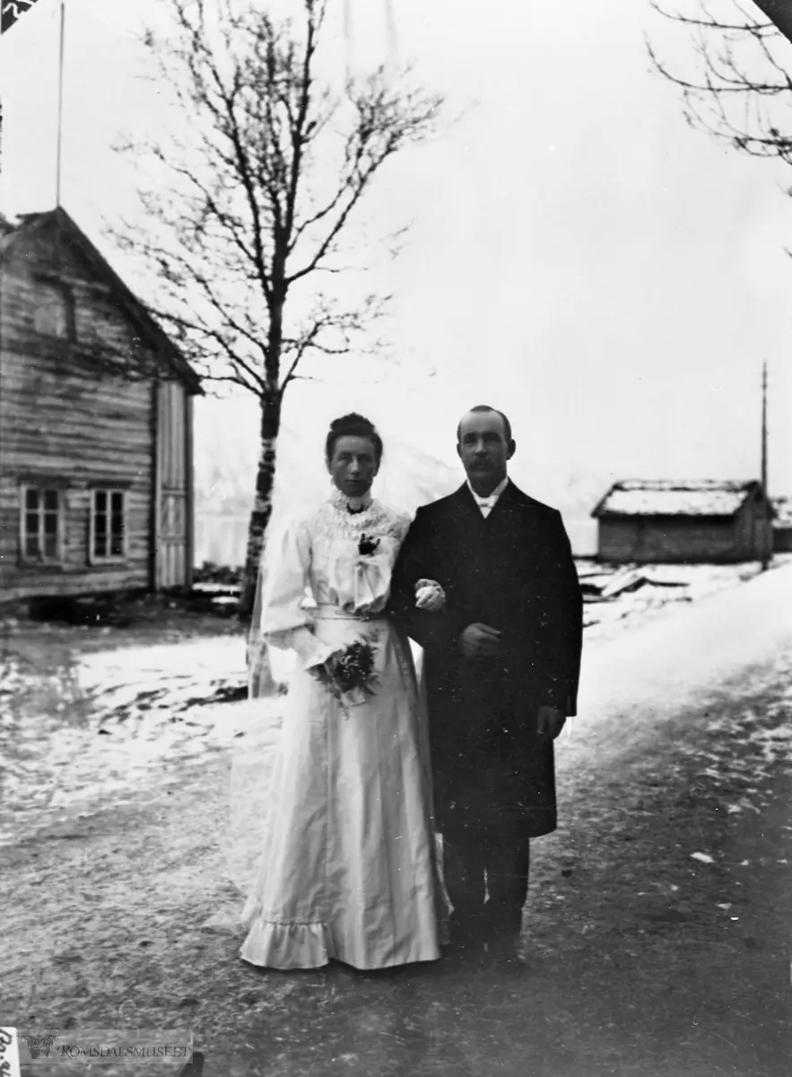 Brudeparet Margrethe og Joakim Sverdrup, gift 06.01.1906. Margrethe Sørensdotter Jordfall f.1876, d.1960. Joakim Sverdrup, f.1879, d.1965