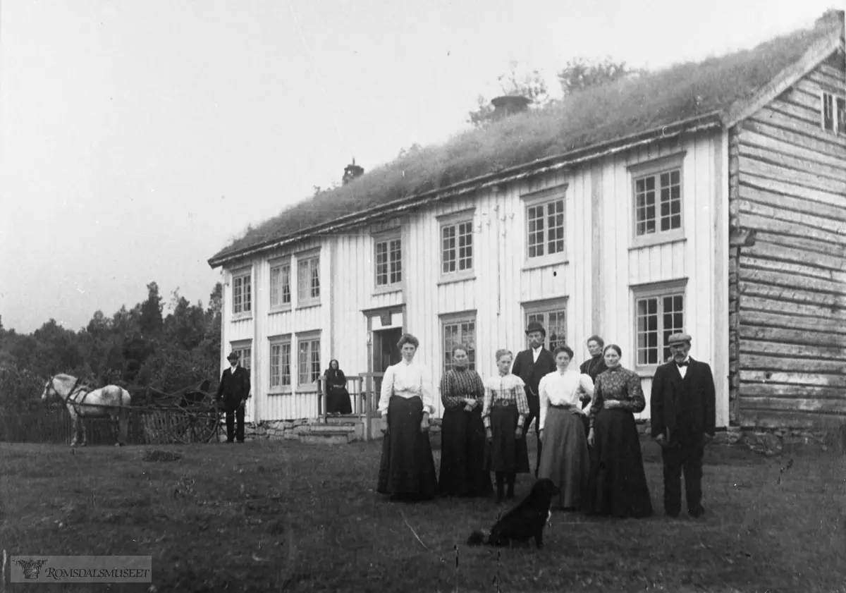 Familiebilde på Ytterøra på Eidsøra. . Postskilt over døra.