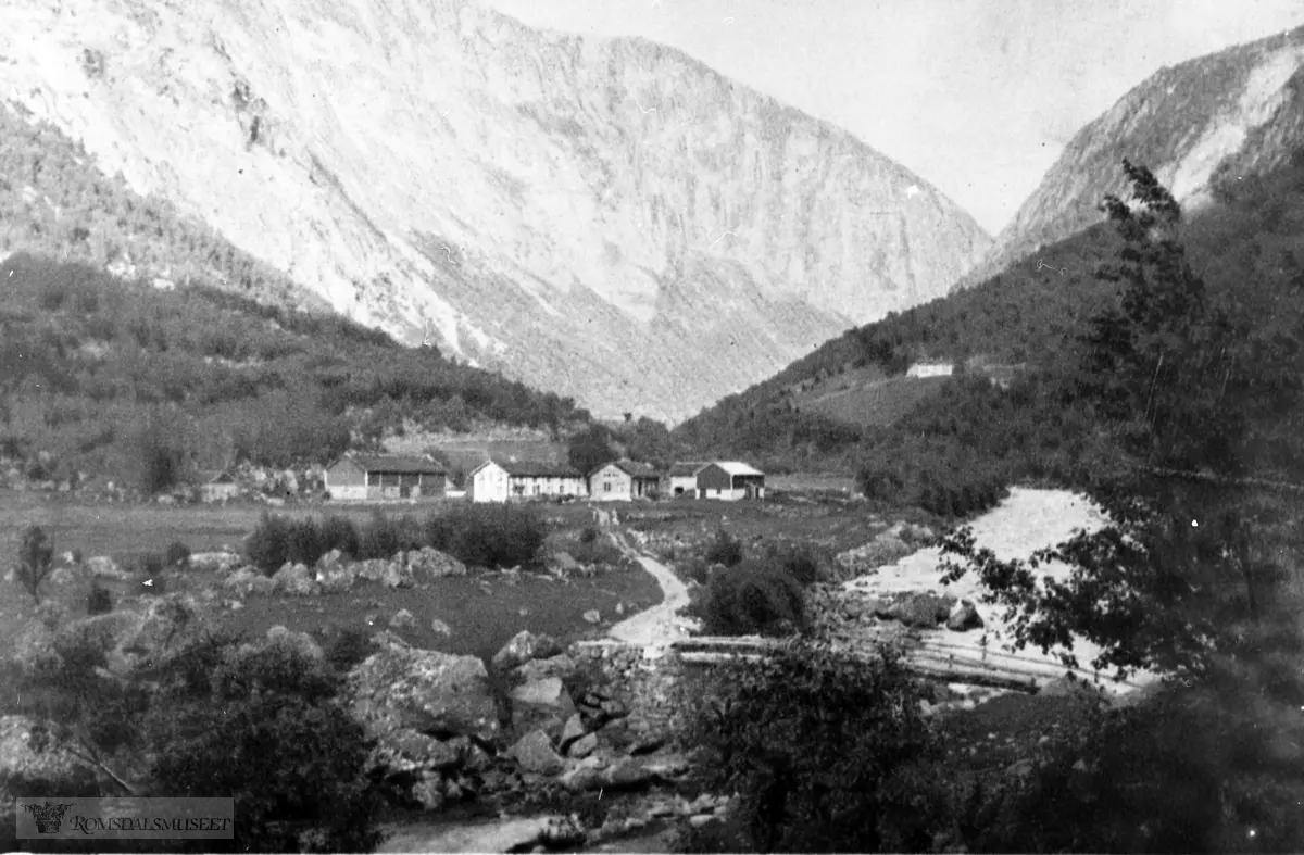 Finnset i Eikesdal før brannen i 1927. I bakgrunnen Elverhøy.