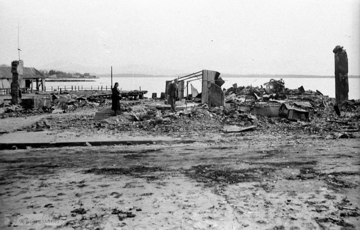 Molde april 1940 - Molde sentrum tatt mot Moldegårdsneset.