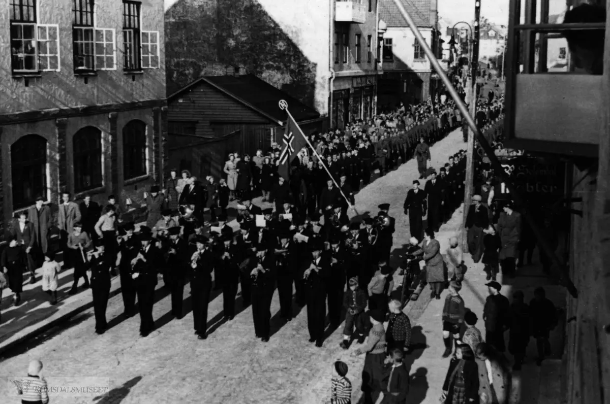 Presto, Molde H.S mai 1945..nærmest til venstre ses Solemdals møbler.