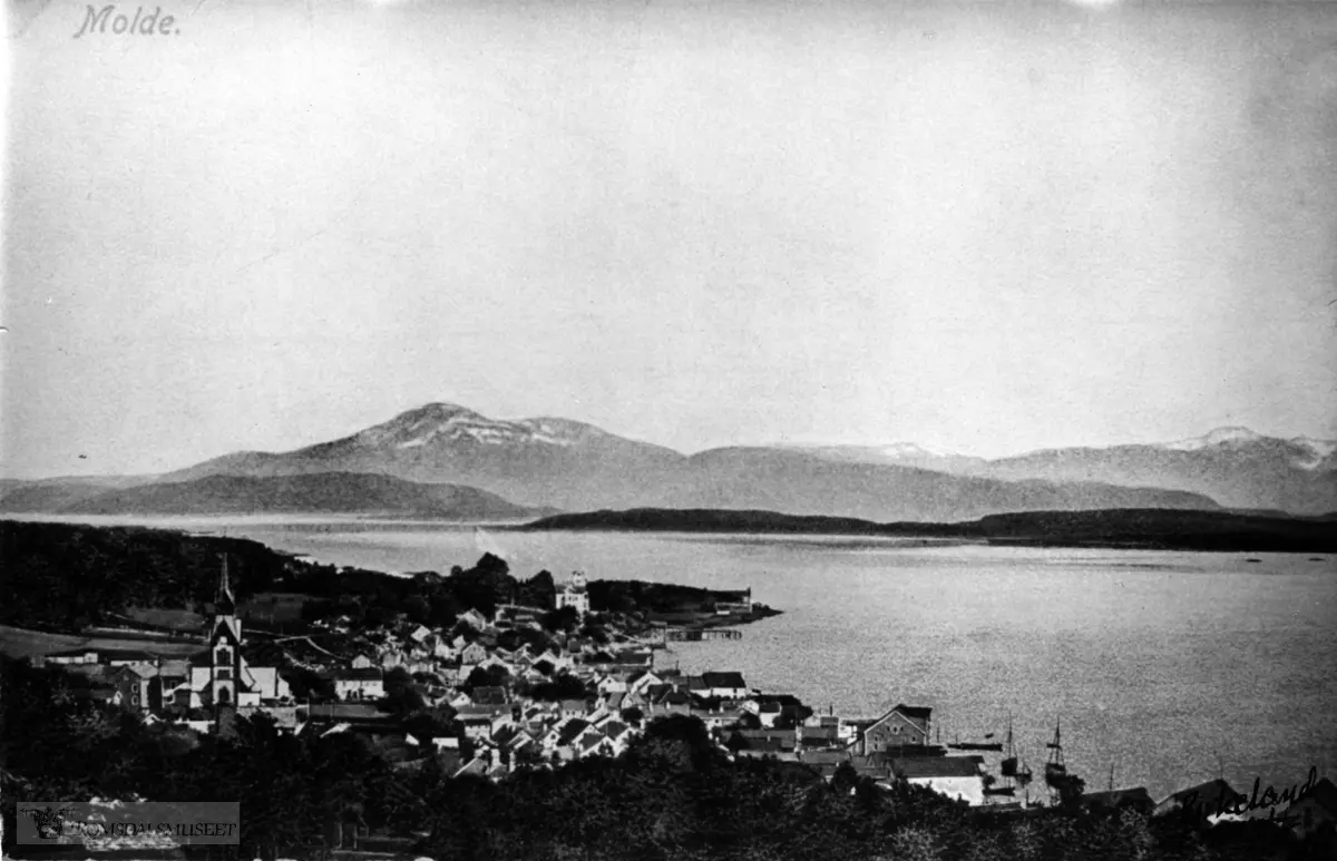 Molde sett fra Rekneshaugen, med Grand Hotell og Kirka i bakgrunnen. ca 1890